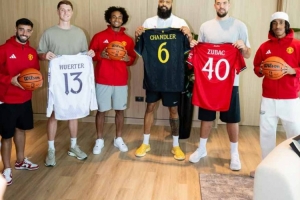 开云体育网址-姆贝莫4XL！NBA球星造访曼联训练基地，B费约罗齐尔克泽热情接待